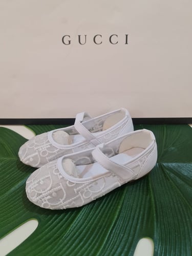 حذاء بناتي أبيض أنيق و خامة جميلة