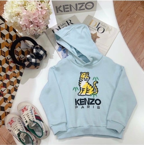 بلوفر بلون الأزرق الجميل