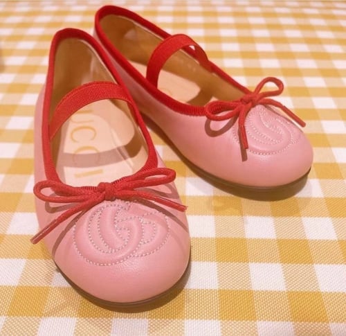 حذاء وردي باطراف باللون الاحمر