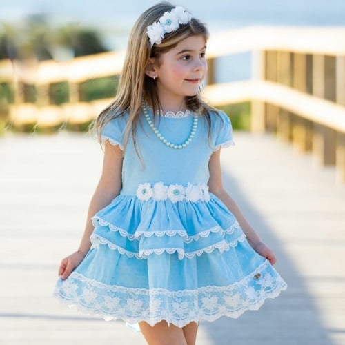 فستان انيق مع اكسسوار الشعر