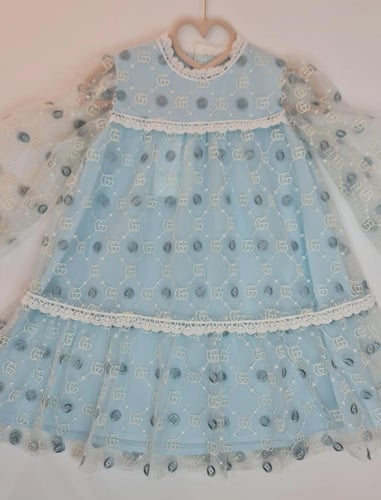 فستان بناتي، مميز من التل المشغول بتطريز حروف البر...