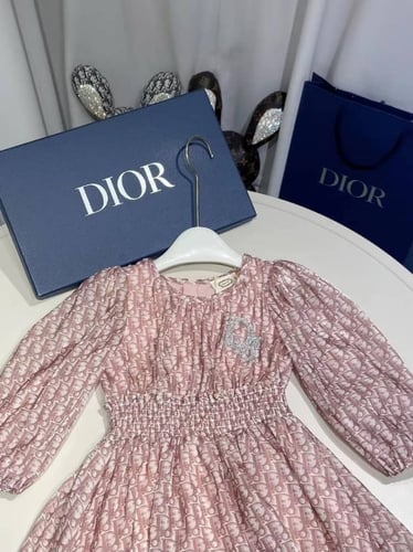 فستان فخم وجميل بأكمام طويله اللون الوردي