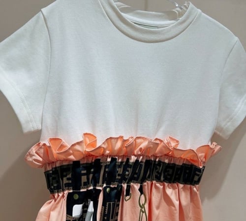 فستان أنيق برسمه على الجانب اللون الاورنج