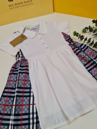 فستان بتفاصيل أنيقه ومميزة