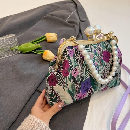 حقيبة بنمط نباتي وزهري يمتلئ بالجمال الطبيعي