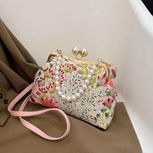 حقيبة بنمط نباتي وزهري يمتلئ بالجمال الطبيعي