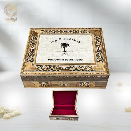 صندوق خشب مع صدف
