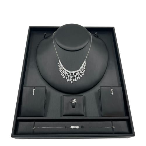 طقم ذهب عيار 18 الوزن 11.33 جرام