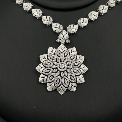 نص طقم ذهب عيار 18 الوزن 23.06 جرام