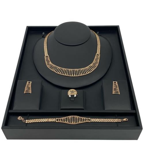 طقم ذهب عيار 18 الوزن 28.20 جرام