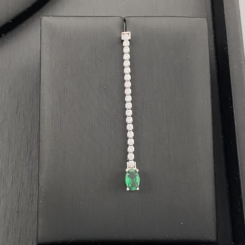 طقم ذهب ابيض بفص اخضر عيار 18 وزن 14.41 جم يعبّر ع...