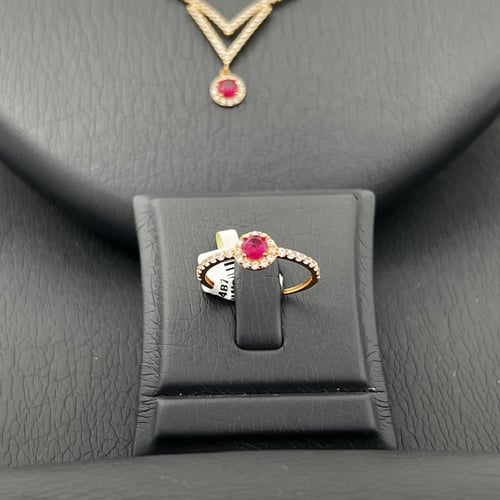 طقم ذهب عيار 21 وزن 14.41 جم بتصميم فاخر وتعليقة V...