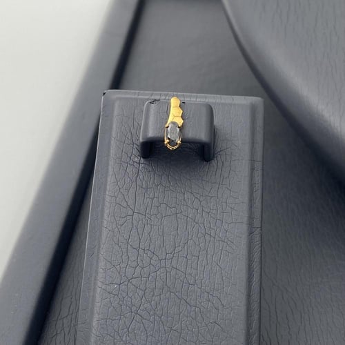 طقم جناح الصقر ذهب عيار 21 وزن 3.55 جم مزين بفص أس...