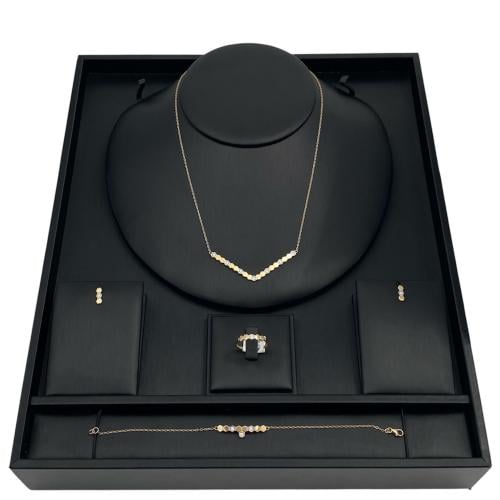 طقم ذهب عيار 18 الوزن 7.96 جرام