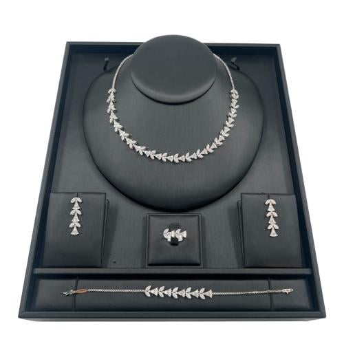 طقم ذهب عيار 18 الوزن 25.31 جرام