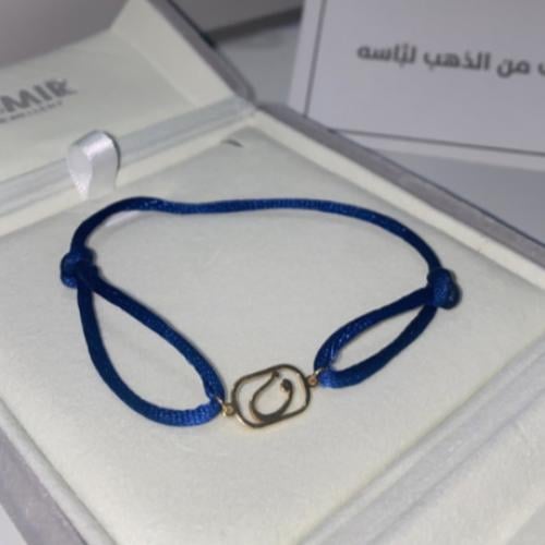 سوار حرف عربي من الذهب على خيط أزرق أنيق تصميم مخص...