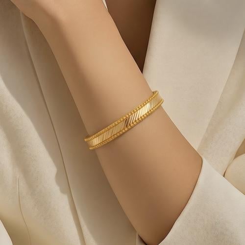 غويشة ذهب عيار 21 الوزن 7.99 جرام