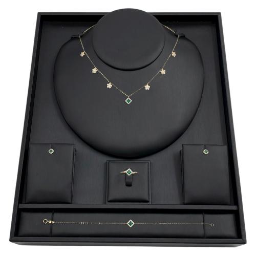 طقم تشوكر ذهب عيار 18 وزن 3.65 جم لإطلالة عصرية مر...