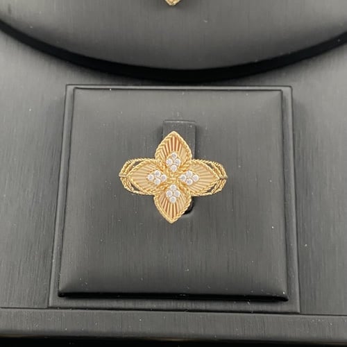 طقم ذهب عيار 18 وزن 22.1 جم مستوحى من تصميم روبرتو...