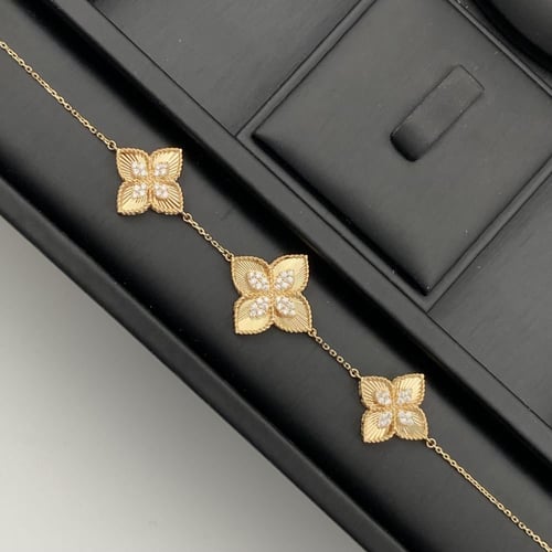 طقم ذهب عيار 18 وزن 22.1 جم مستوحى من تصميم روبرتو...