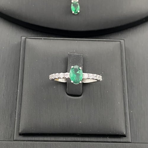 طقم ذهب ابيض بفص اخضر عيار 18 وزن 14.41 جم يعبّر ع...