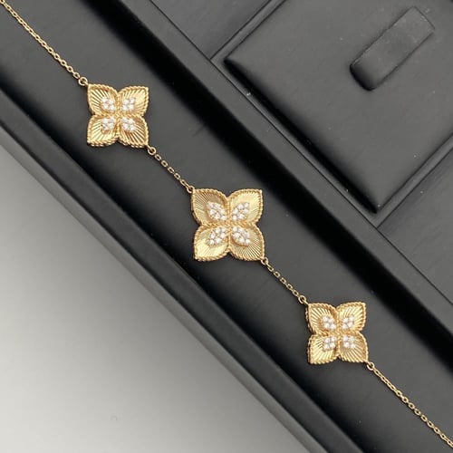 طقم ذهب عيار 18 وزن 20.27 جم يبرز جمالك ويزين اطلا...