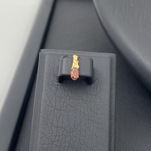 طقم جناح الصقر ذهب عيار 21 وزن 3.54 جم مزين بفص أح...