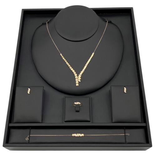 طقم ذهب تصميم الماس عيار 18 وزن 10.82 جم لإطلالة ت...