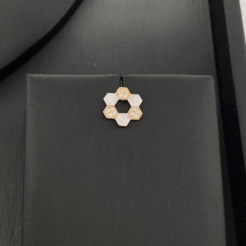 طقم ذهب ناعم عيار 18 وزن 4.23 جم يعكس فخامتك وحضور...