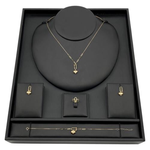 طقم ذهب عيار 18 وزن 4.03 جم تصميم أنيق يضفي لمسة س...