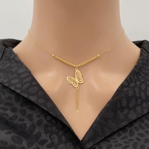 عقد ذهب على شكل فراشة عيار 21 وزن 0.94 جم يبهر الج...