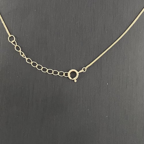 طقم ذهب عيار 18 وزن 4.03 جم تصميم أنيق يضفي لمسة س...