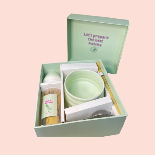 بوكس ادوات تحضير الماتشا باللون الاخضر الفاتح