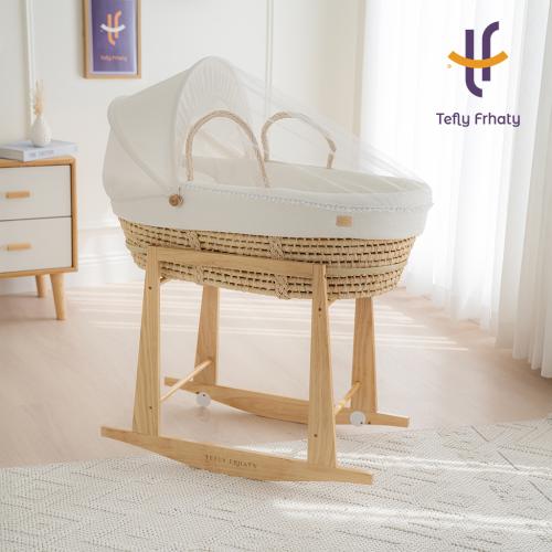 سلة موسى مع حامل هزاز خشبي