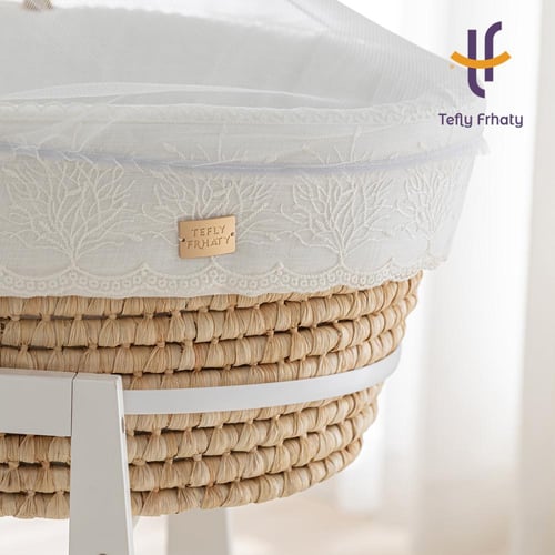 سلة موسى مع حامل هزاز أبيض