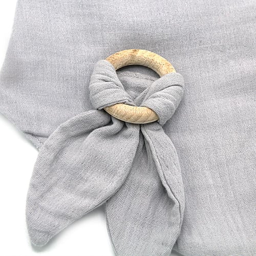 مريلة قطنية مع عضاضة خشبية