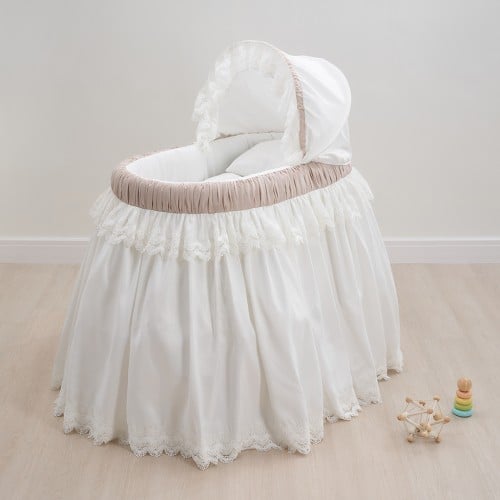 سرير فرنسي مزين بكلفة فاخرة