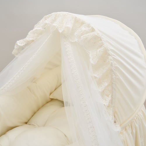 سرير فرنسي ملبس بالدانتيل الجذاب