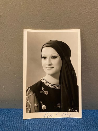 وردة - صورة اصلية ( مع التوقيع الاصلي والاهداء )