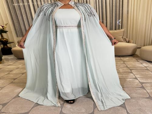 كيب وفستان من الشيفون مع شك يدوي