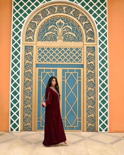 عبايه من المخمل الفرنسي مع شك يدوي