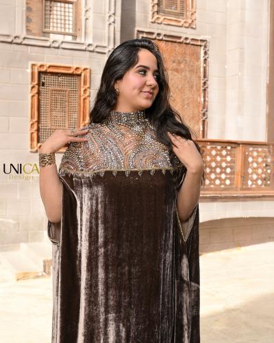 ثوب فخم من المخمل الحرير الفرنسي مع شك يدوي بتصميم...