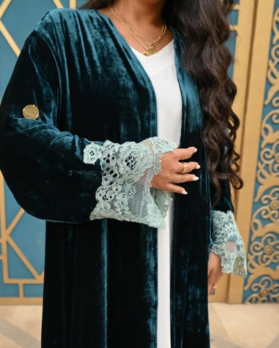 عبايه من المخمل الفرنسي مع قوبير