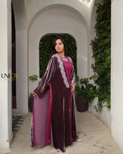 قطعتين من المخمل الفرنسي والدانتيل الأوربي مطرزه ب...