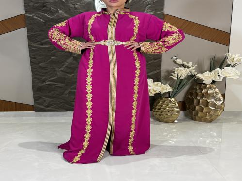 قفطان من الحرير الكريب الياباني مع تطريز يدوي