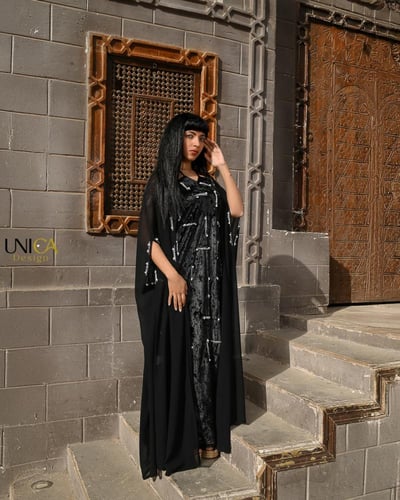 عبايه مع فستان بقماش مطرز من المخمل الفرنسي