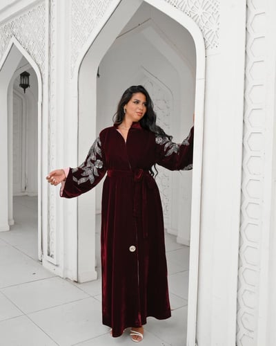 عبايه من المخمل الفرنسي مع شك يدوي أنيق