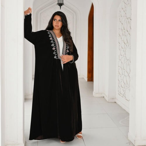 عبايه من المخمل الفرنسي مع شك يدوي فخم