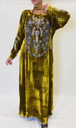 فستان من المخمل الفرنسي مع شك يدوي