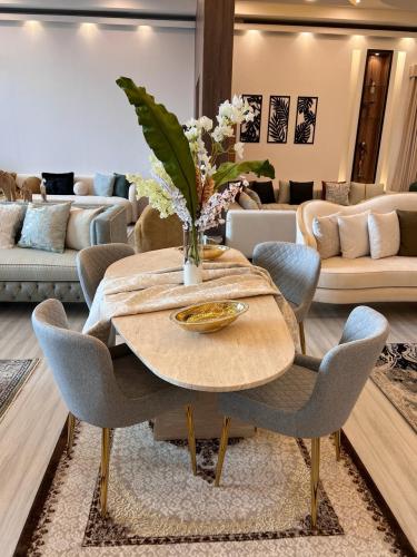 طاولة طعام بيضاوية من رخام ترافنتينو الفاخر | تصمي...